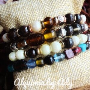 Alquimia Elegant Beaded Bracelet Set with Cream and Blue Accents with garnet